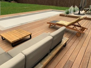 Terrasse en bois exotique et piscine près de Gruson