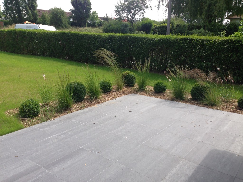 Aménagement d'une terrasse en pierre naturelle avec massif design